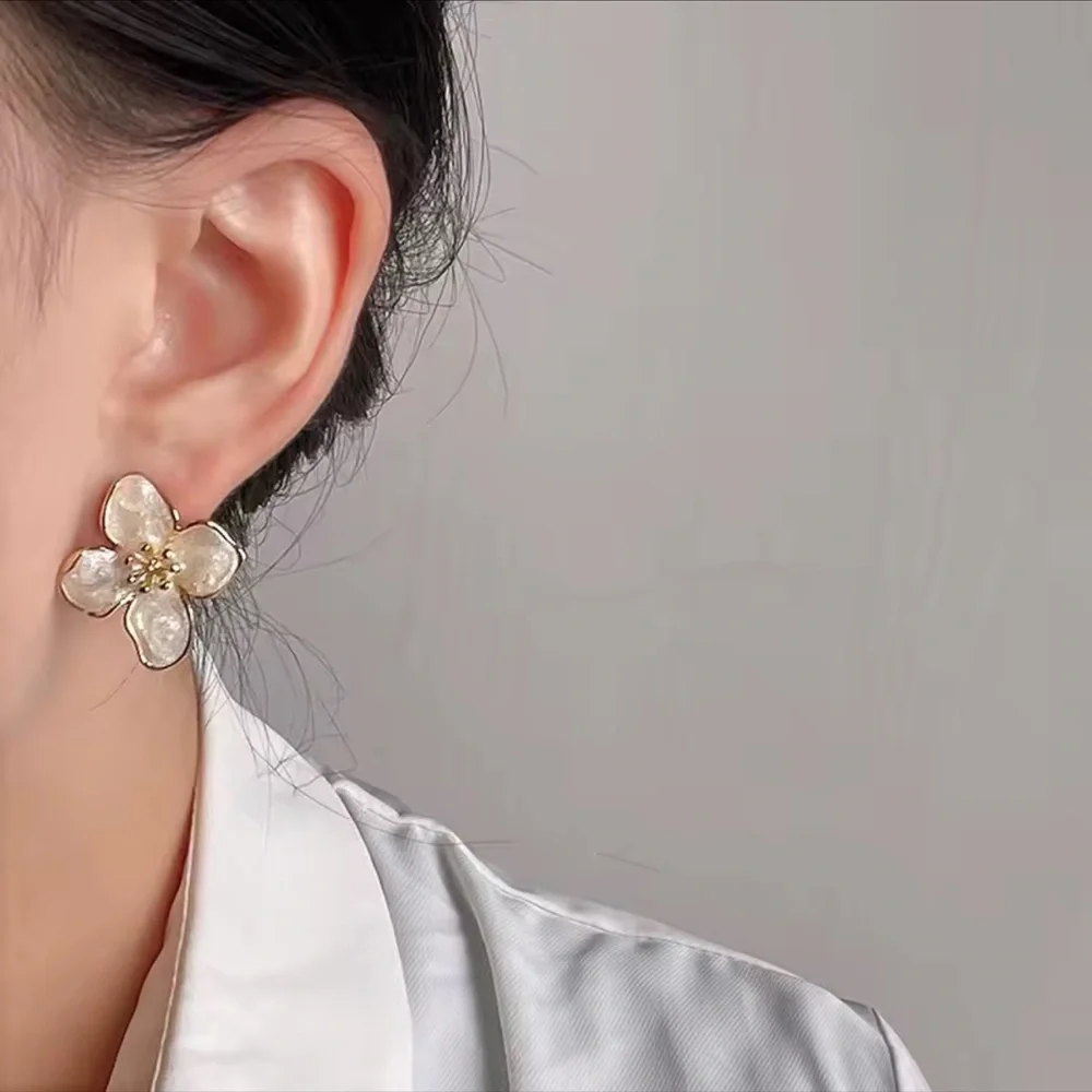 Flower Stud Earrings – Elegant Gold & Pearl Petals

Stud earrings - Picture 6 of 6